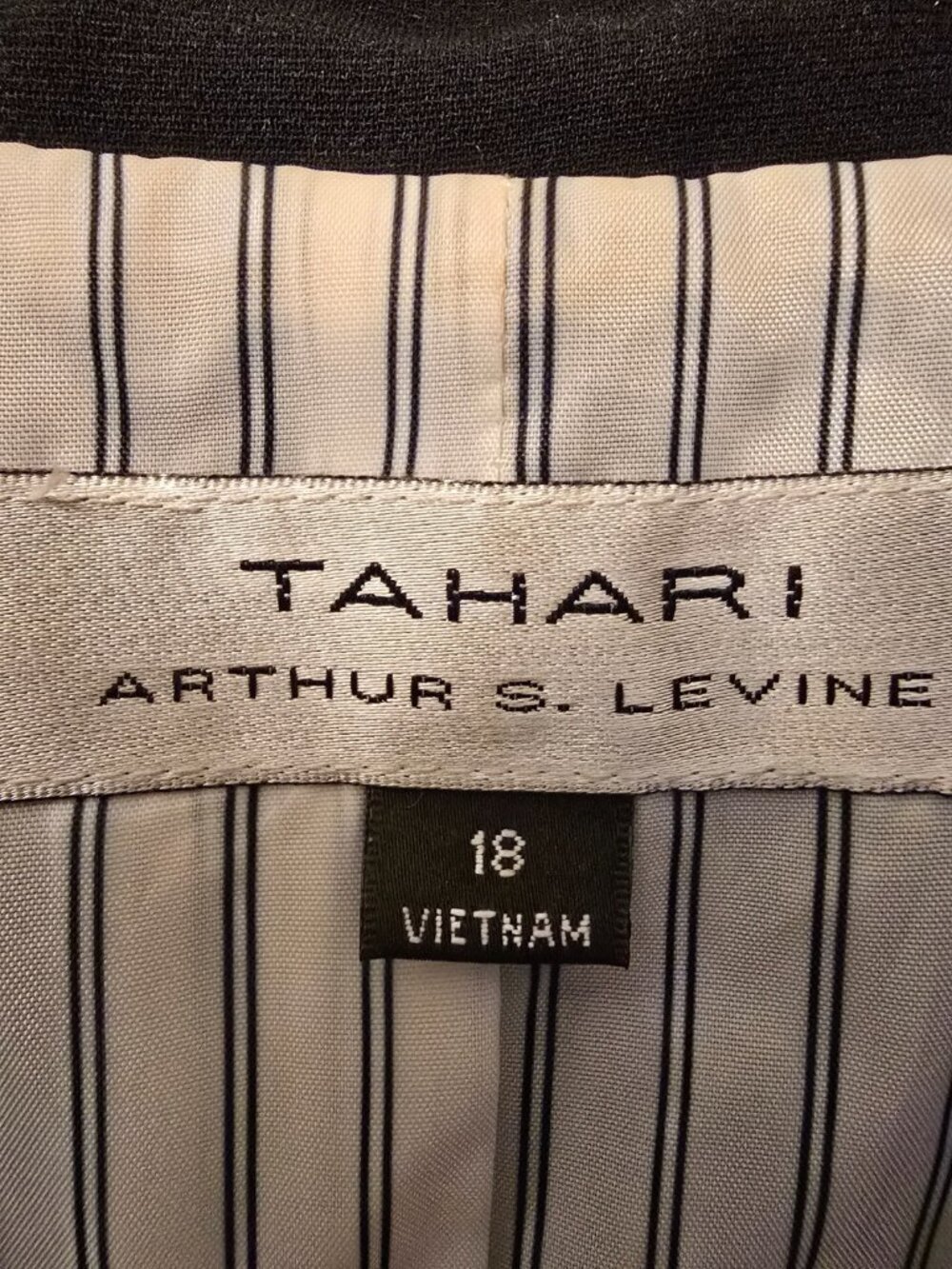 Tahari ASL 2-piece Navy Blue Suit w/ Epaulets - Gold Buttons - Size 18 - Picture 5 of 6